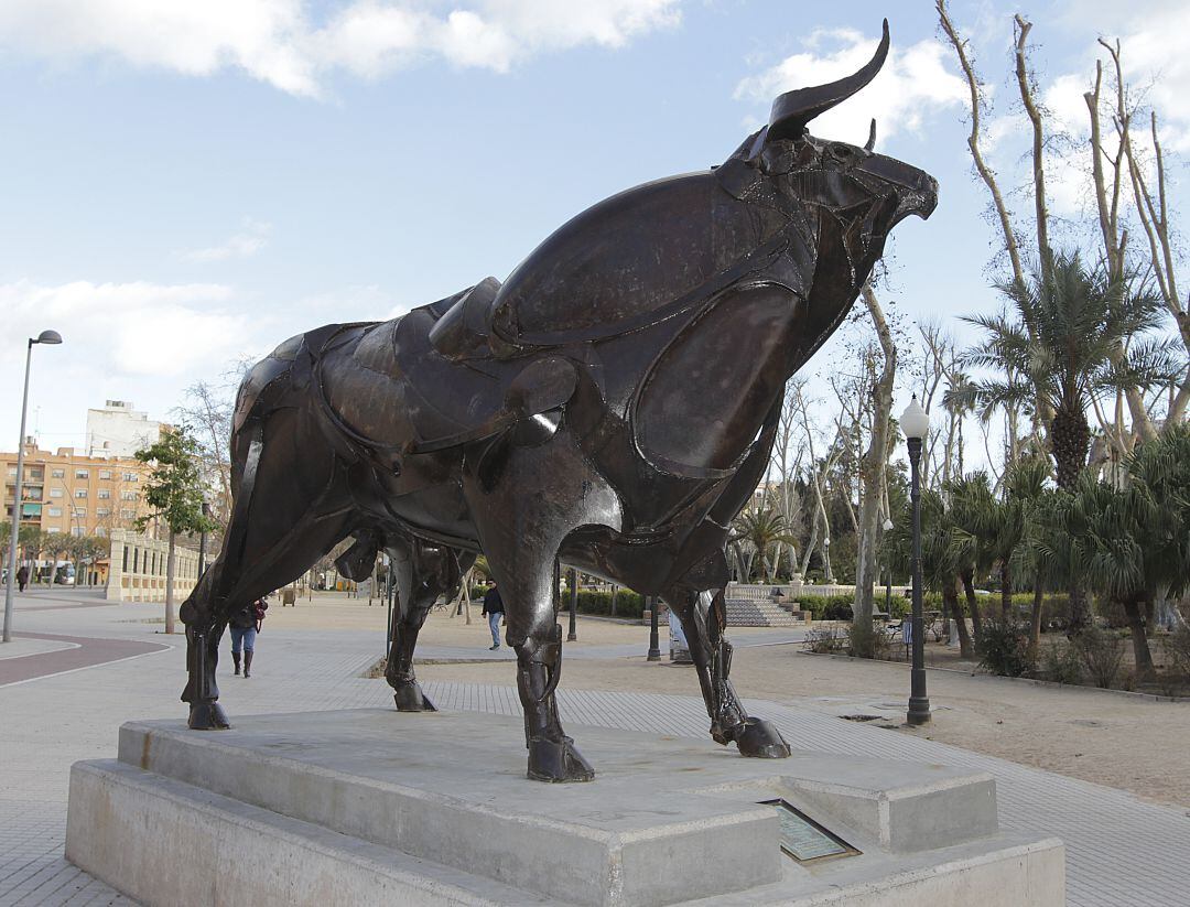 Escultura de homenaje al toro en el Parque Ribalta de Castelló