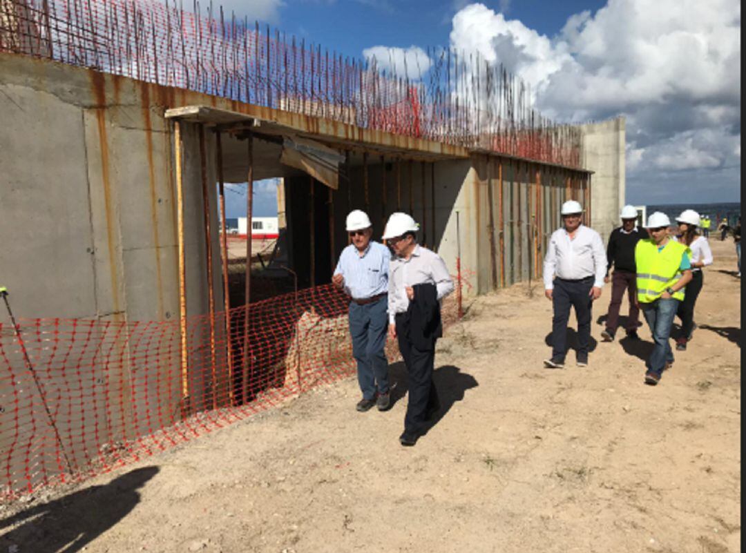 El alcalde, Josep Mari Ribas, visitando la zona esta mañana