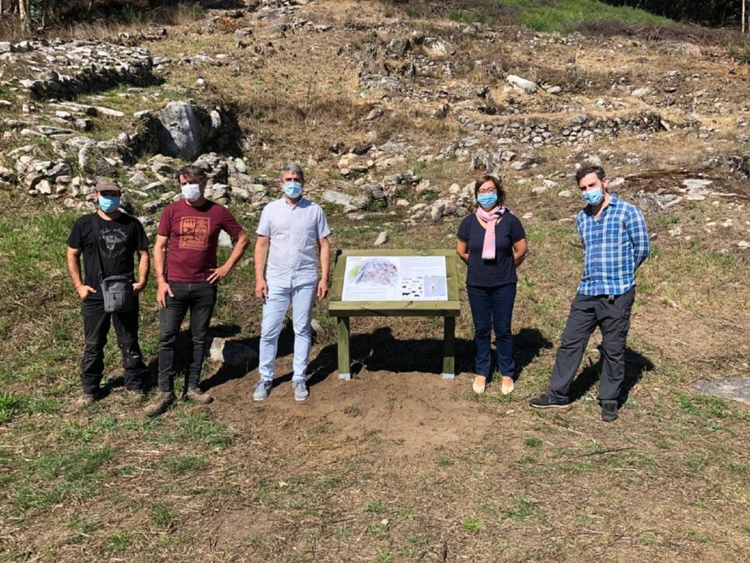 Antonio Lomba, alcalde de A Guarda (centro), junto a la teniente de alcalde e investigadores que trabajaron en el concheiro del Monte Trega.