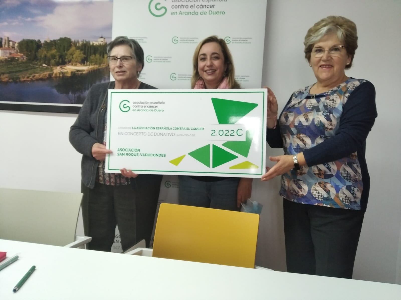 Eva Asensio (en el centro) recibe el cheque de manos de la presidenta de la asociación de jubilados y María Jesús, una de sus socias