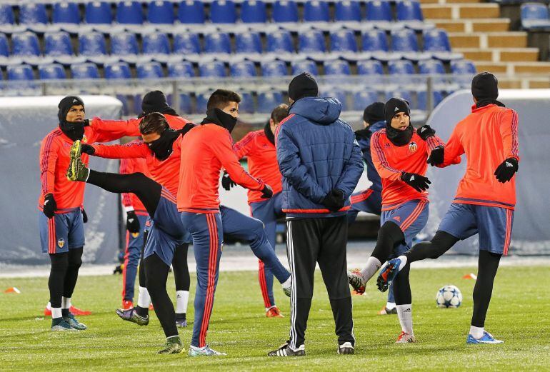 SPB01 SAN PETERSBURGO (RUSIA) 23112015 .- Los jugadores del Valencia participan en el entrenamiento del equipo en el estadio Petrovski de San Petersburgo, Rusia, hoy 23 de noviembre de 2015, en la víspera de su enfrentamiento al Zenit de San Petersburgo en un partido del grupo H de la Liga de Campeones. EFEAnatoly Maltsev