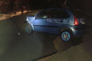 Imatge del cotxe que va quedar sinistrat en l'esvoranc