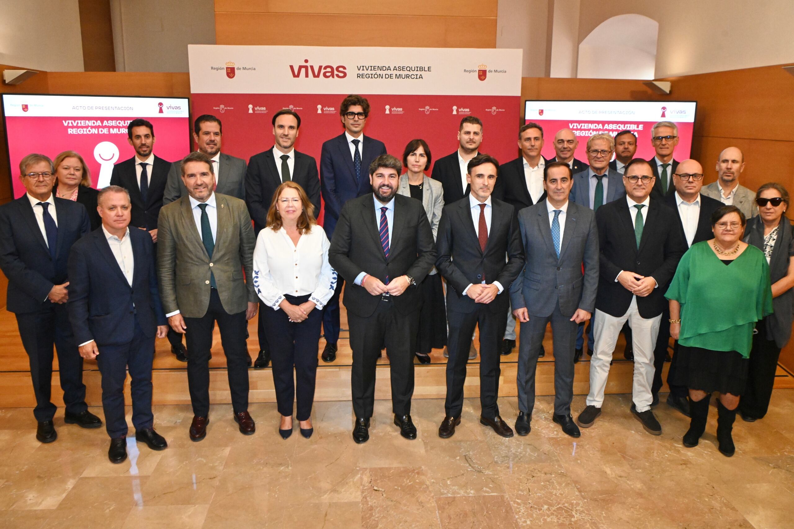 El jefe del Ejecutivo autonómico, Fernando López Miras, presentó hoy en San Esteban el nuevo modelo de Vivienda Asequible de la Región de Murcia, junto a las principales asociaciones y colectivos del sector