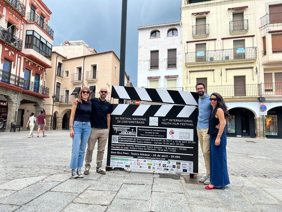 Equipo de Birdie en la plaza Mayor de Plasencia.