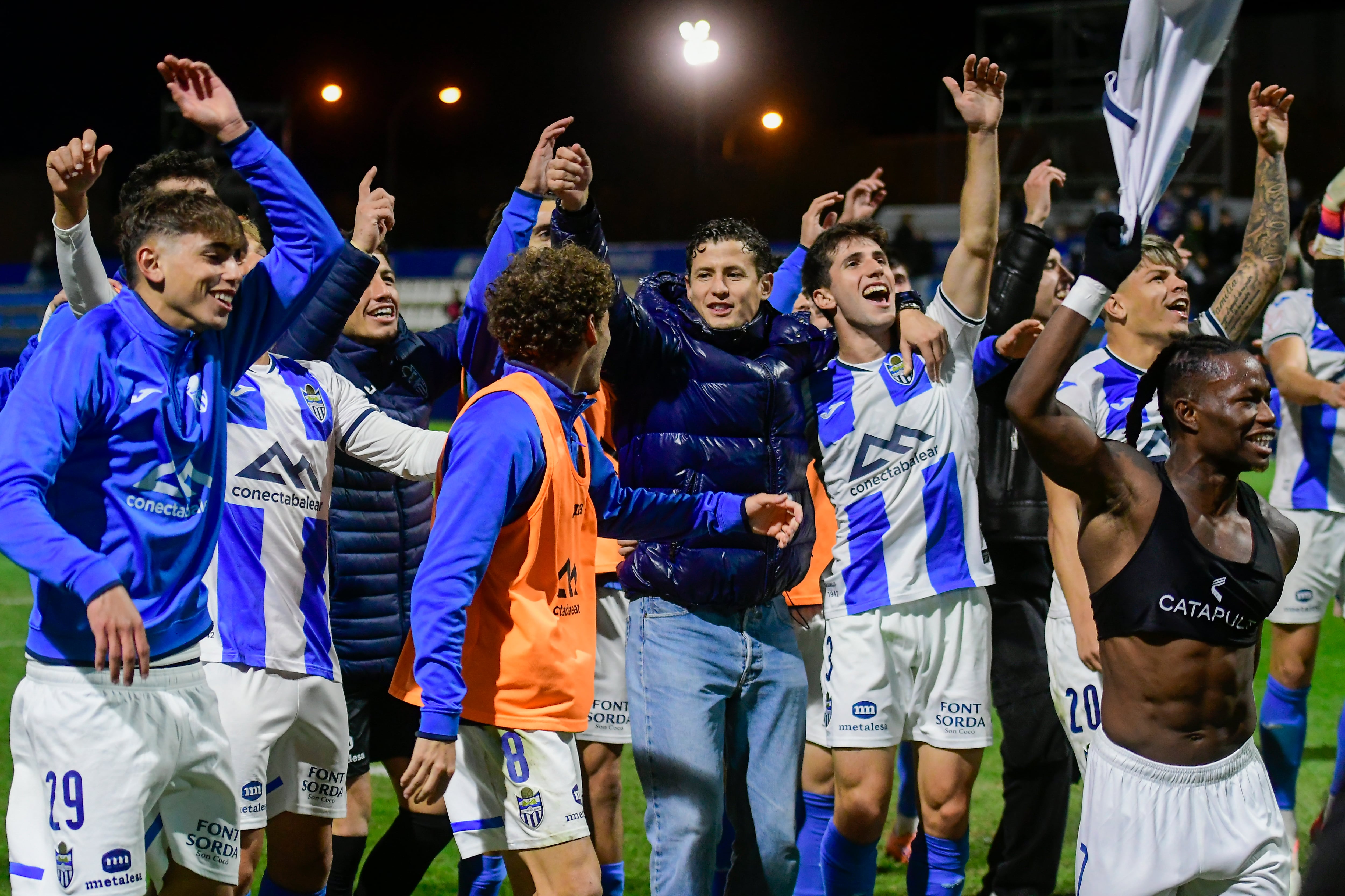 PALMA DE MALLORCA, 04/12/2025.- Los jugadores del Baleares celebran la victoria, al término del partido de segunda ronda de la Copa del Rey de fútbol que Atlético Baleares y RCD Espanyol han disputado este jueves en el Estadio Balear, en Palma de Mallorca. EFE/Miquel Borrás