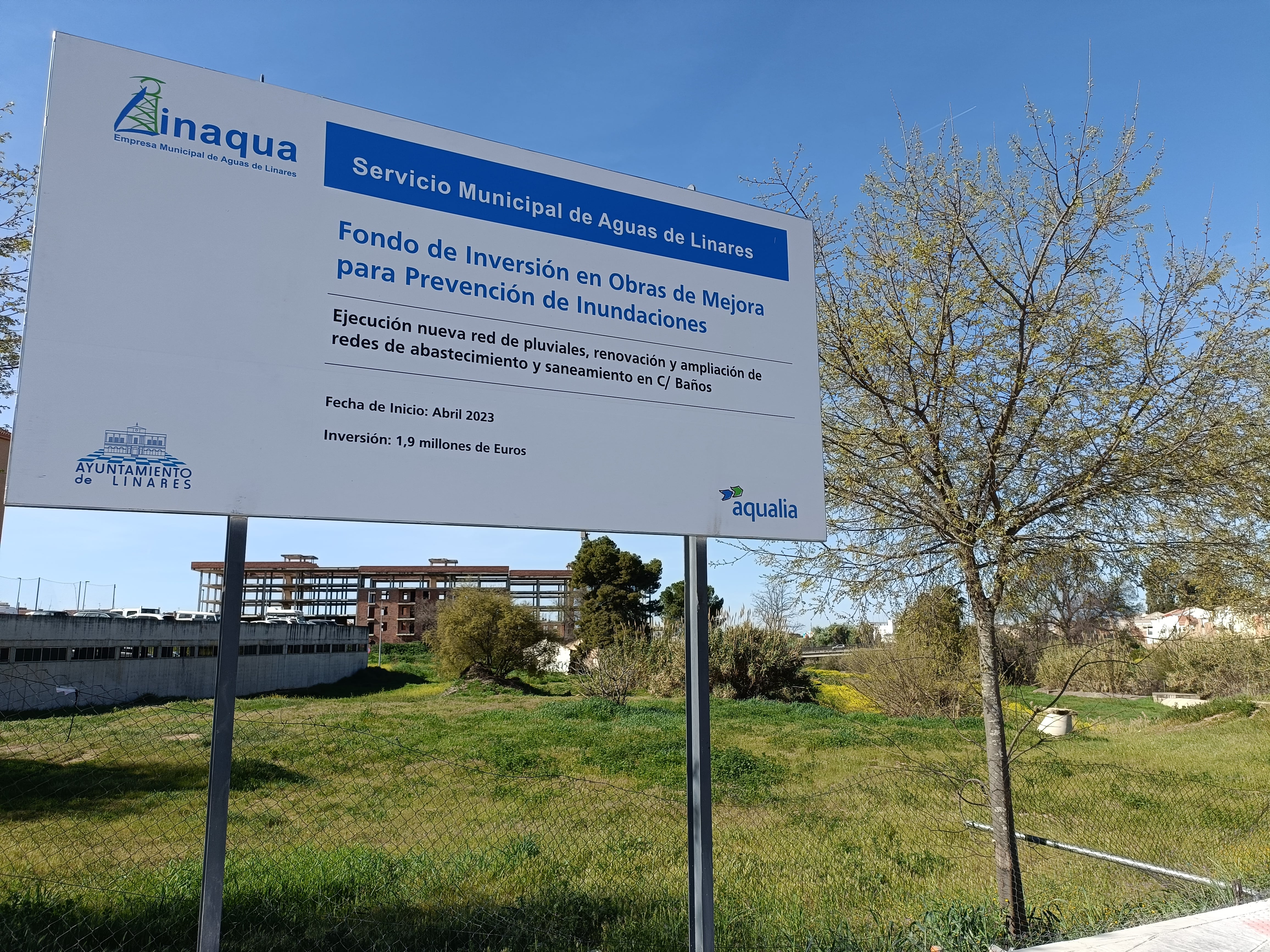 Cartel que anuncia las obras de Linaqua en Linares.