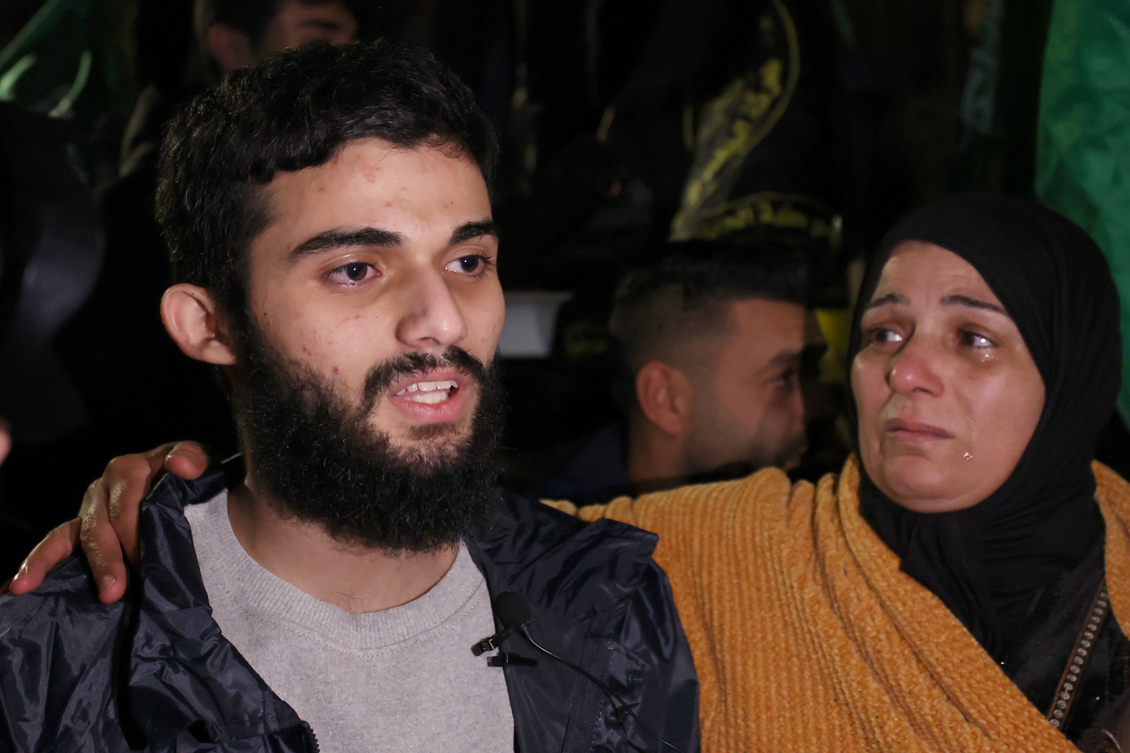 Emotivo reencuentro entre una madre palestina y su hijo liberado de la prisión militar israelí de Ofer