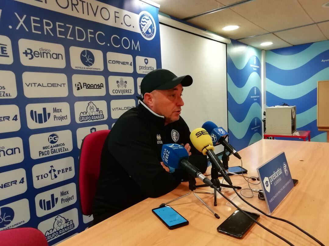 Josu Uribe durante la rueda de prensa del viernes en Chapín 