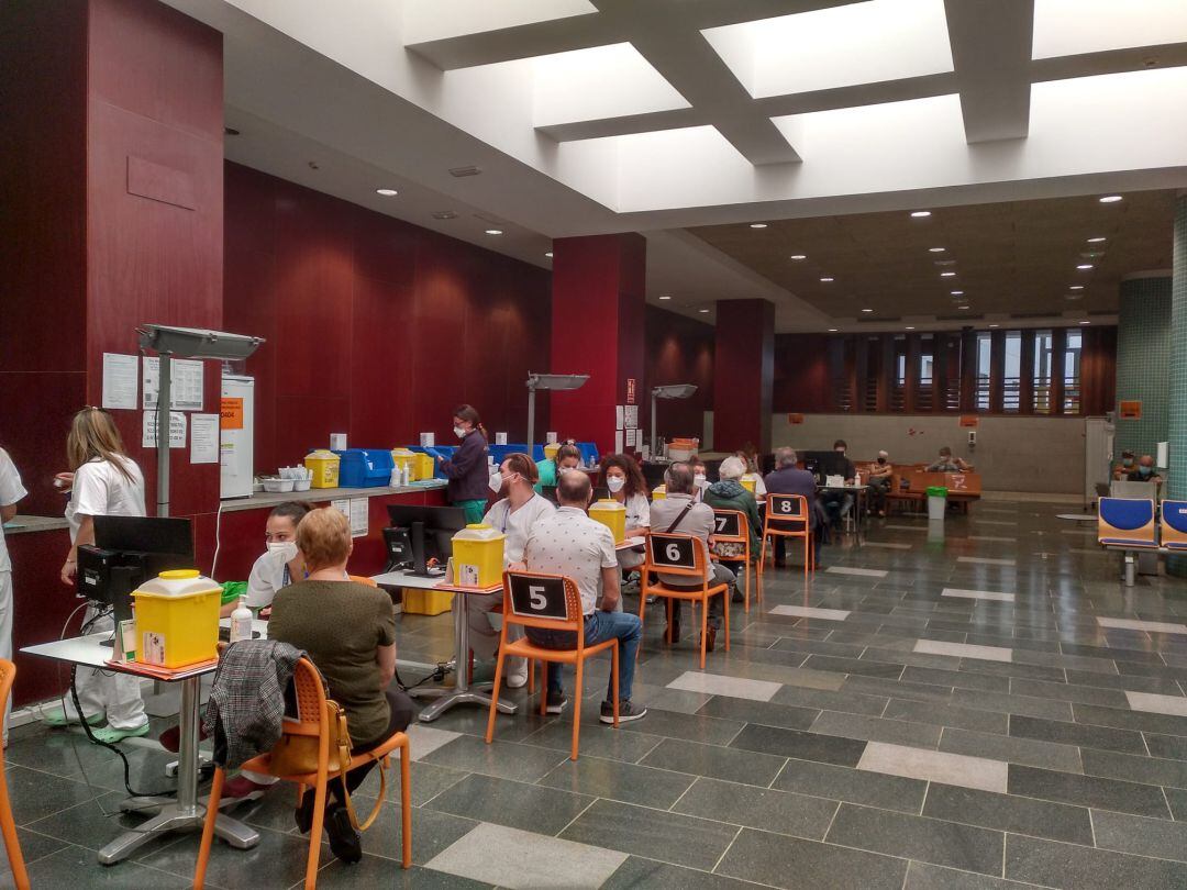 Vacunación este lunes en el Hospital Universitario Nuestra Señora de Candelaria (Tenerife).