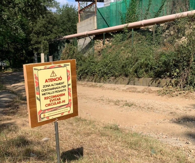 Cartell alertant de la contaminació