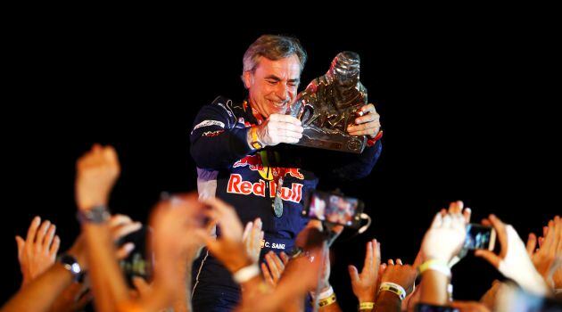 Carlos Sainz celebra su victoria en el Rally Dakar