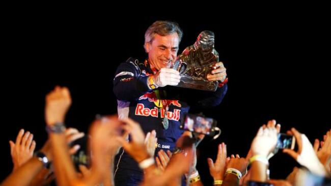 Carlos Sainz celebra su victoria en el Rally Dakar