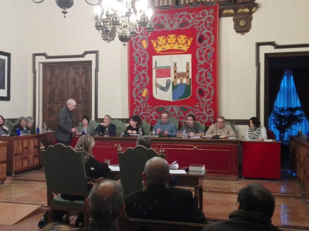 El presidente de la Agrupación Montañera Zamorana, José Tomás, interviene en el pleno del ayuntamiento