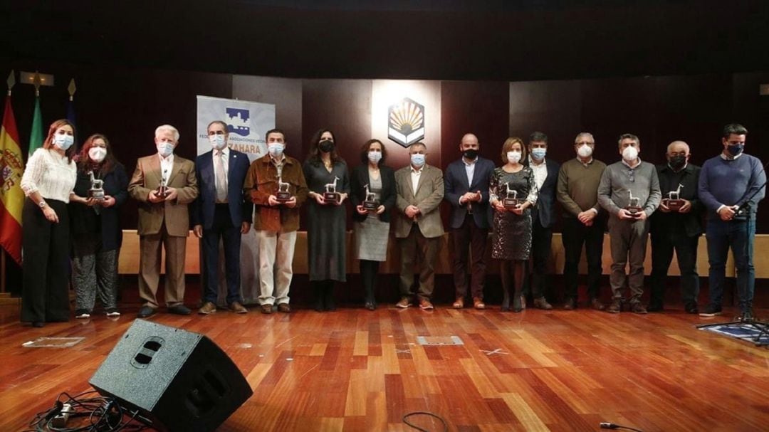 Foto de familia de los premiados con las autoridades 