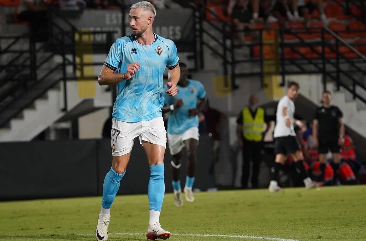 David Flakus Bosilj durante un partido de pretemporada 25-26 con el CD Castellón.