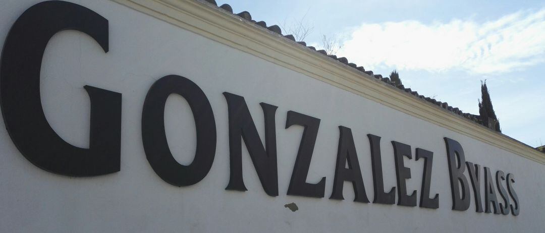 Fachada de una bodega de González Byass