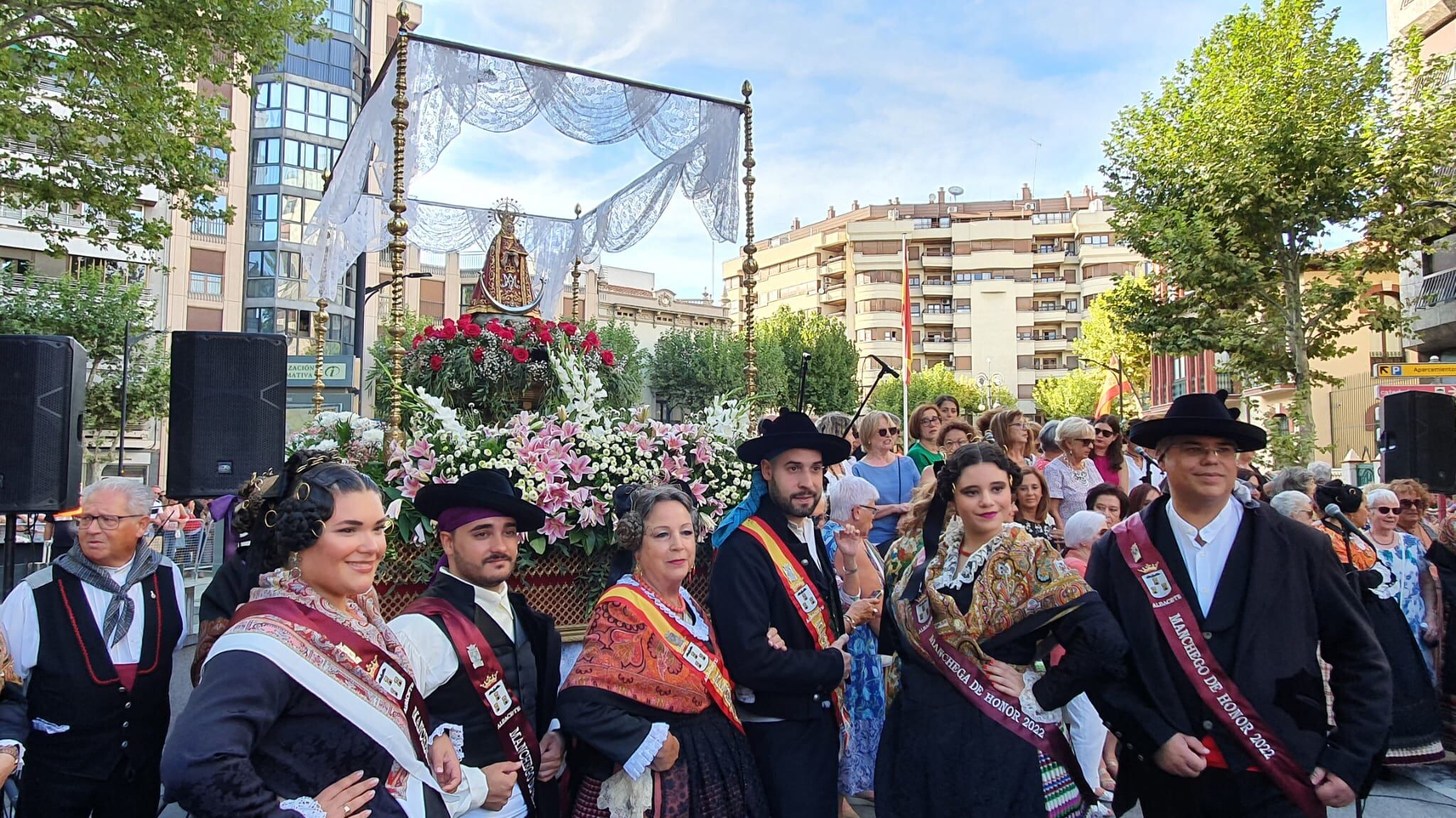 Los manchegos han posado con la Virgen de los Llanos