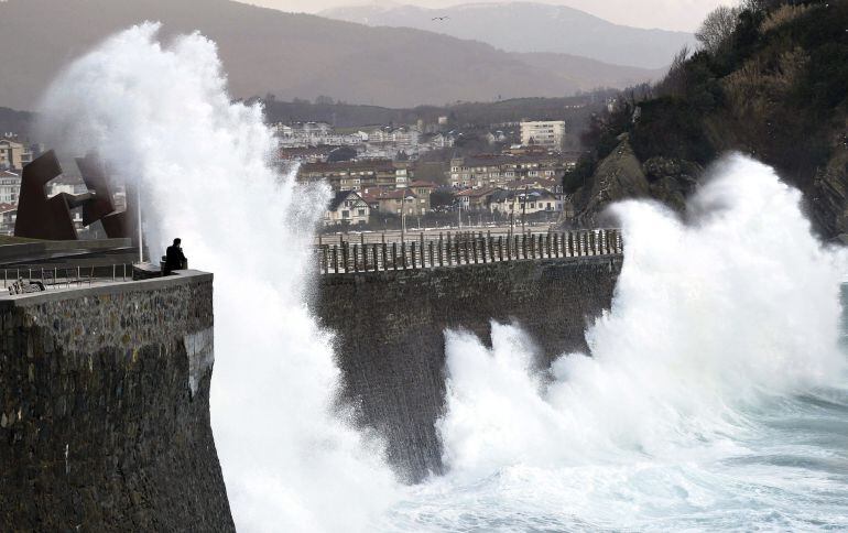 GRA398. SAN SEBASTIÁN, 21/02/2015.- Grandes olas rompen hoy contra el Paseo Nuevo de San Sebastián, donde se ha decretado la alerta amarilla por fenómenos costeros. EFE/Javier Etxezarreta