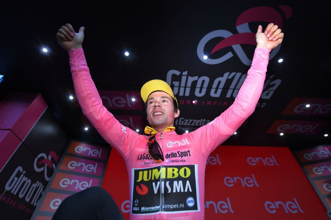 Primoz Roglic sonriente al vestir la primera maglia rosa del Giro de Italia