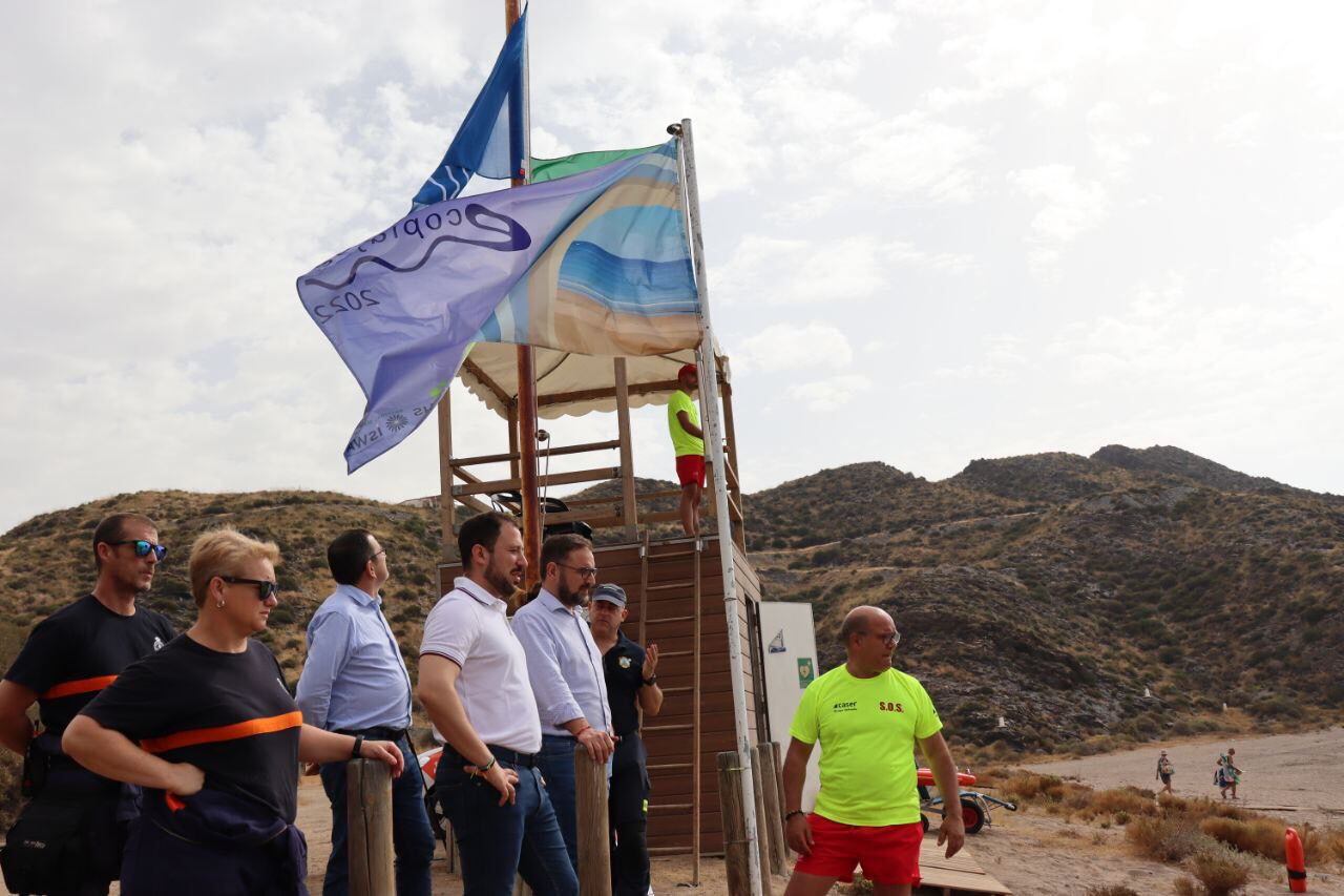 La cala de Calnegre de Lorca ya exhibe las dos banderas que certifican su calidad y seguridad