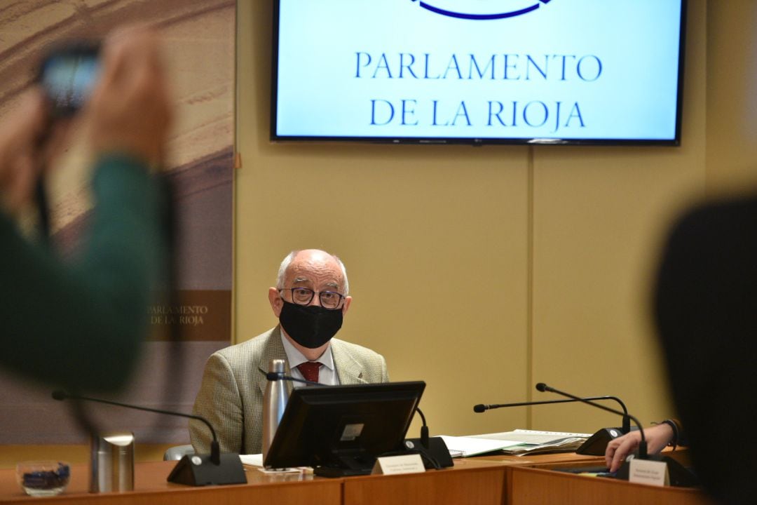 El consejero de Educación, Pedro Uruñuela, en la comparecencia en Parlamento de La Rioja.