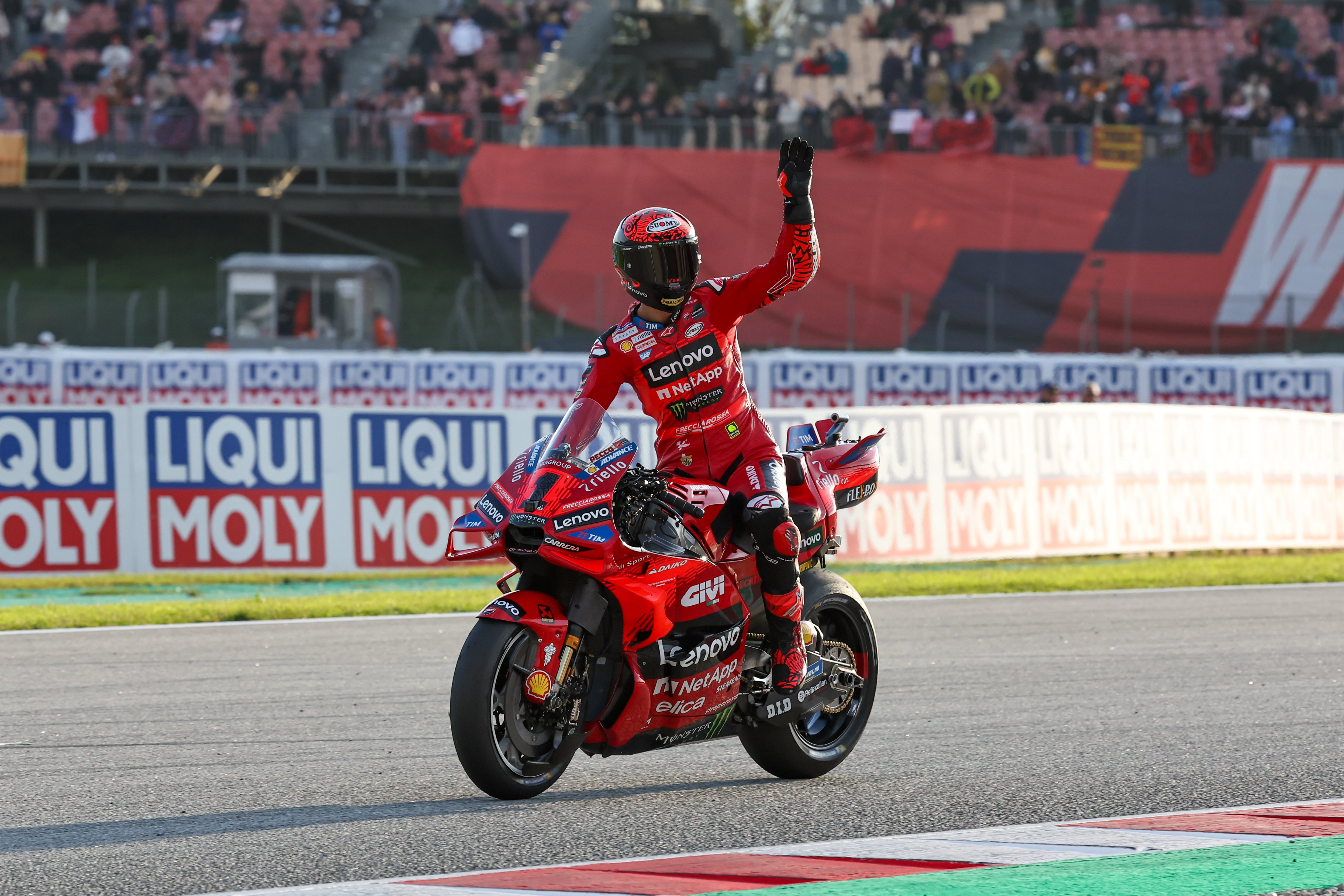 Bagnaia se lleva la pole en Barcelona y complica la tarea de Jorge Martín para cerrar el Mundial este sábado