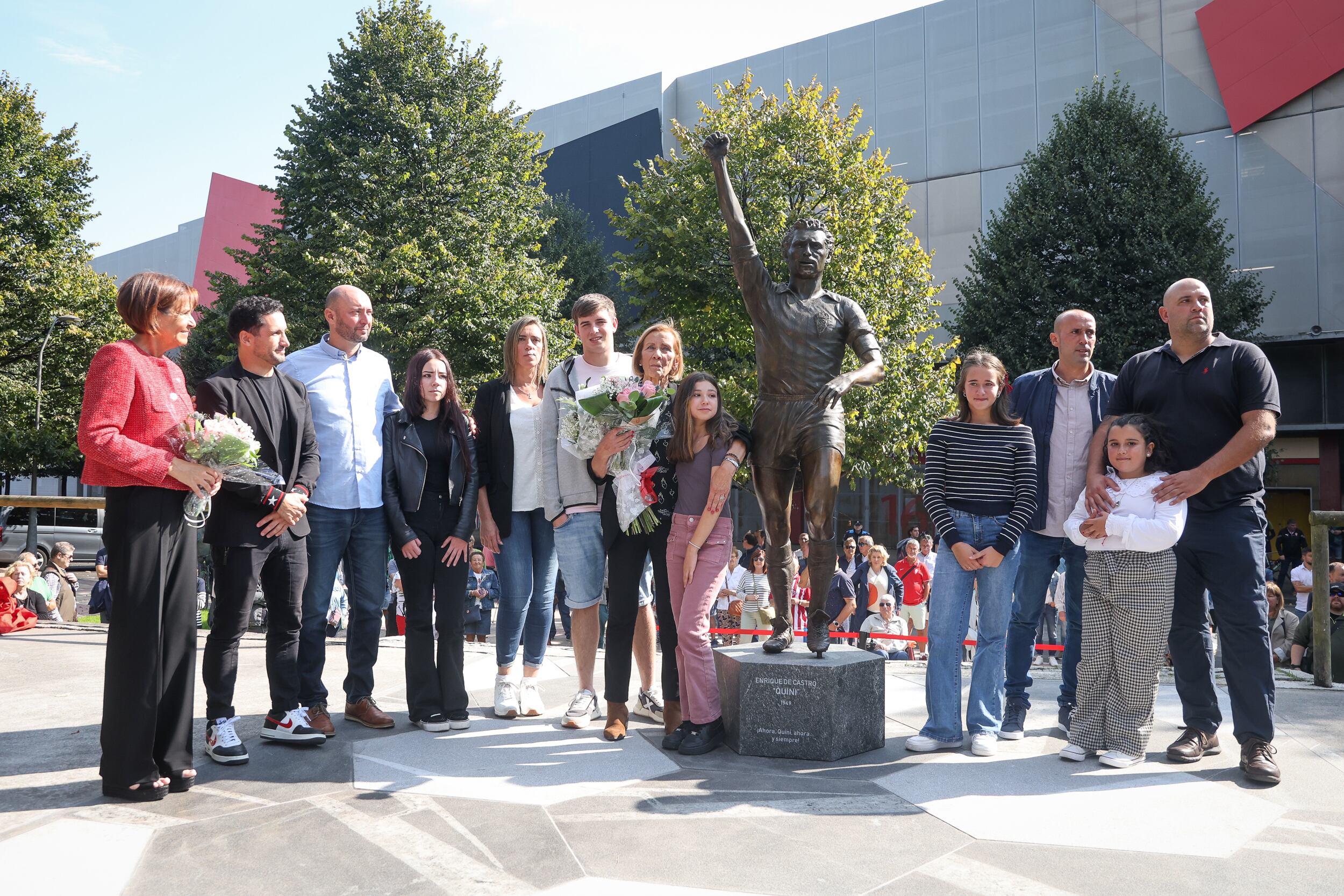 La familia de &#039;El Brujo&#039;, el artista Carlos García y la alcaldesa Carmen Moriyón, junto a la escultura que ya se puede ver delante de El Molinón.