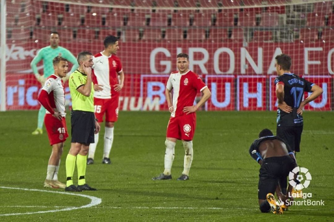 Iglesias Villanueva, els jugadors del Girona i els de l'Almería esperant que Pérez Pallás es pronunciés.