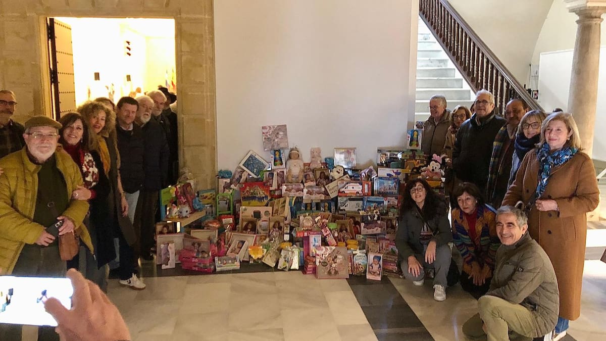El Ateneo de Jerez dona más de 400 juguetes a los Reyes Magos