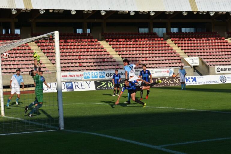 Momento en el que Brais Abelenda conecta el remate que valió para subir el 2-0 al marcador