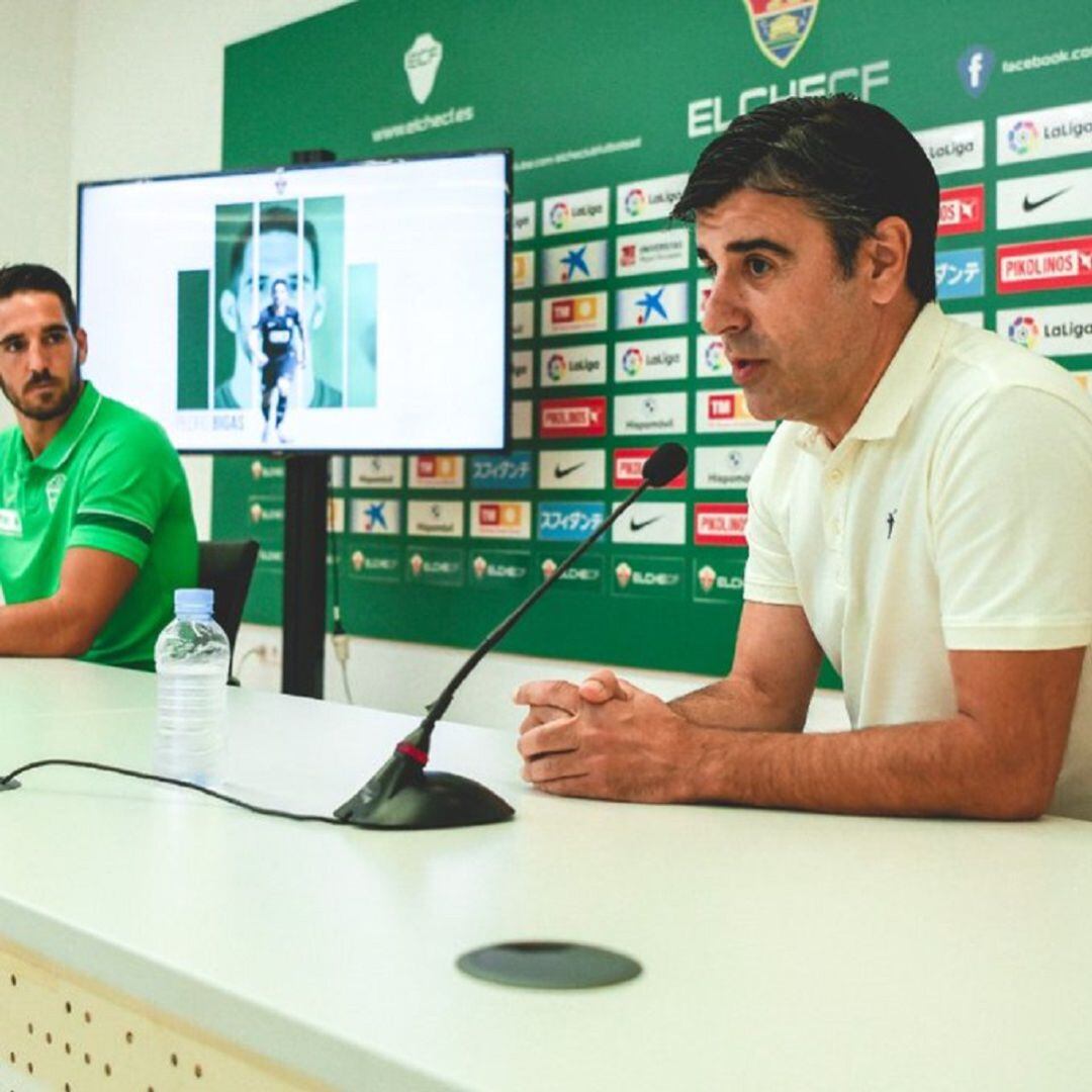 Nico Rodríguez, en primer plano, durante la presentación de Pedro Bigas