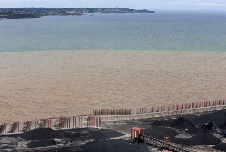 Aspecto que presenta el agua del Cantábrico en la desembocadura del río Aboño tras las fuertes lluvias caídas en las últimas horas en Gijón. 