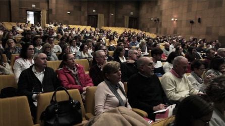 Familiares asistentes, durante la proyección de uno de los reportajes de las Jornadas