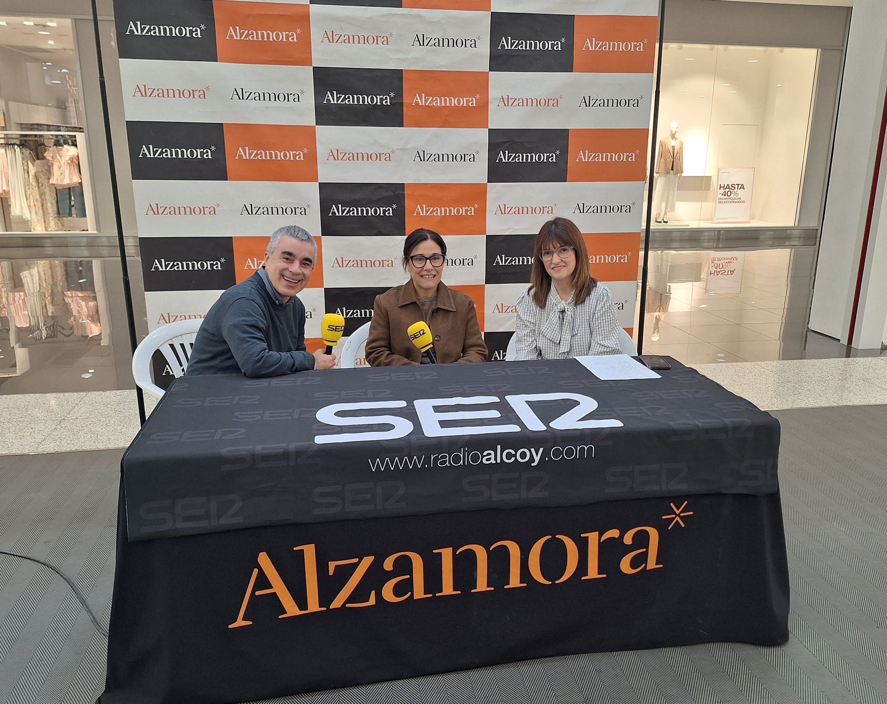 Radio Alcoy ha ido hasta el Centro Comercial Alzamora para entrevista a su gerente, Raquel Bonillo, y a la concejal de Turismo, Lorena Zamorano