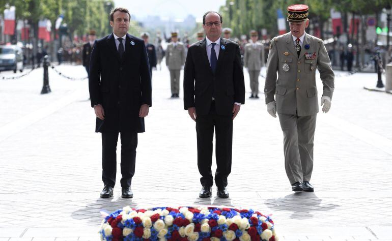 El presidente saliente francés, François Hollande, y el mandatario electo de Francia, Emmanuel Macron, durante una ceremonia por el Día de la Victoria.