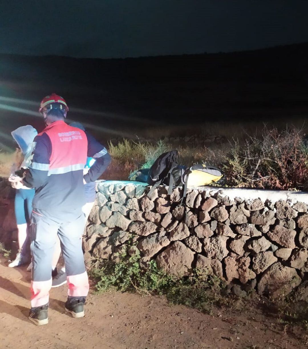 Los senderistas ya rescatados junto a uno de los bomberos.