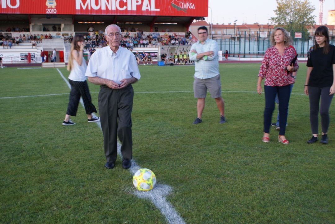 En el acto de saque de honor realizado en Septiembre de 2019 en el estadio municipal de Tarancón. 