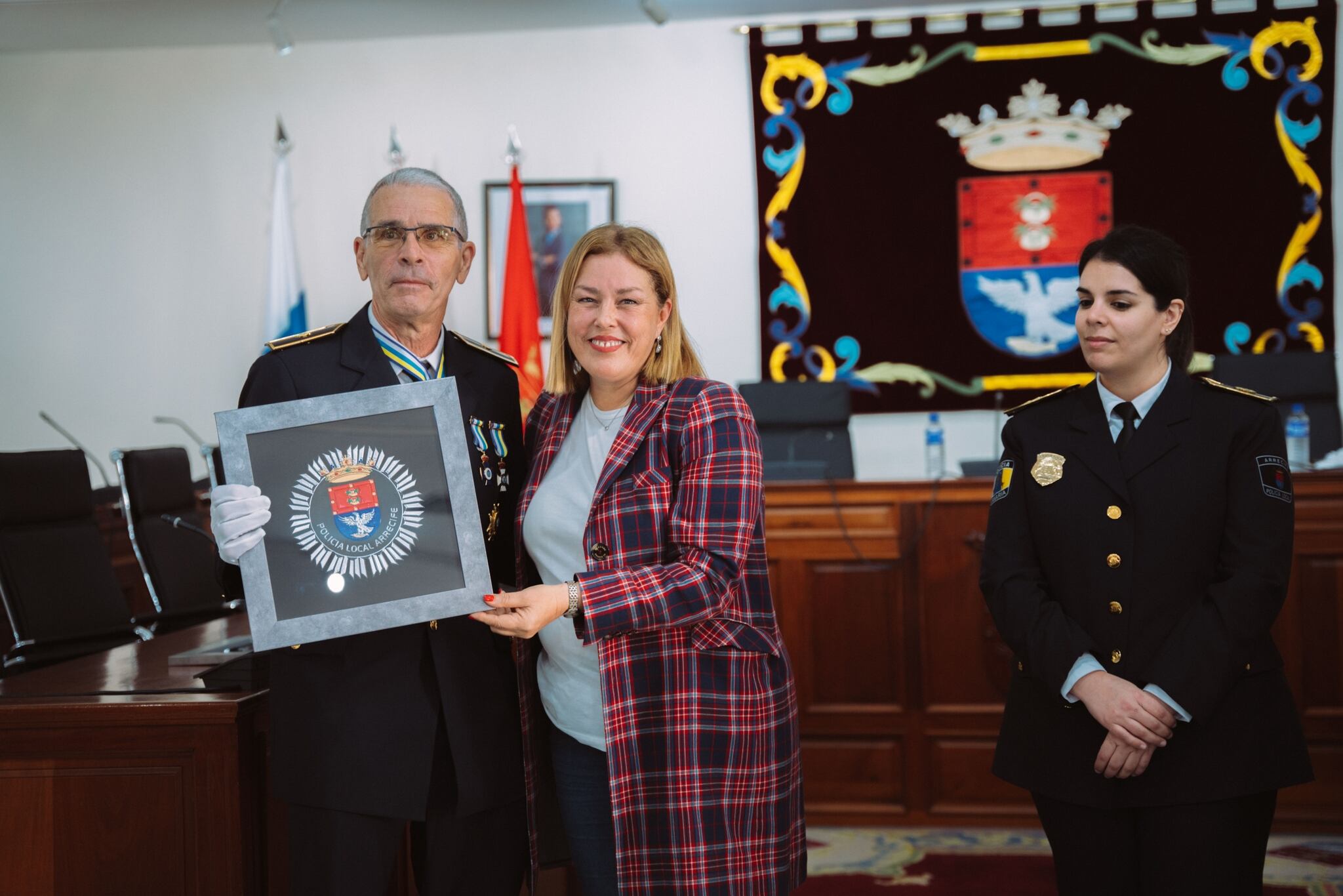 Astrid Pérez, alcaldesa de Arrecife, con uno de los policías distinguidos.