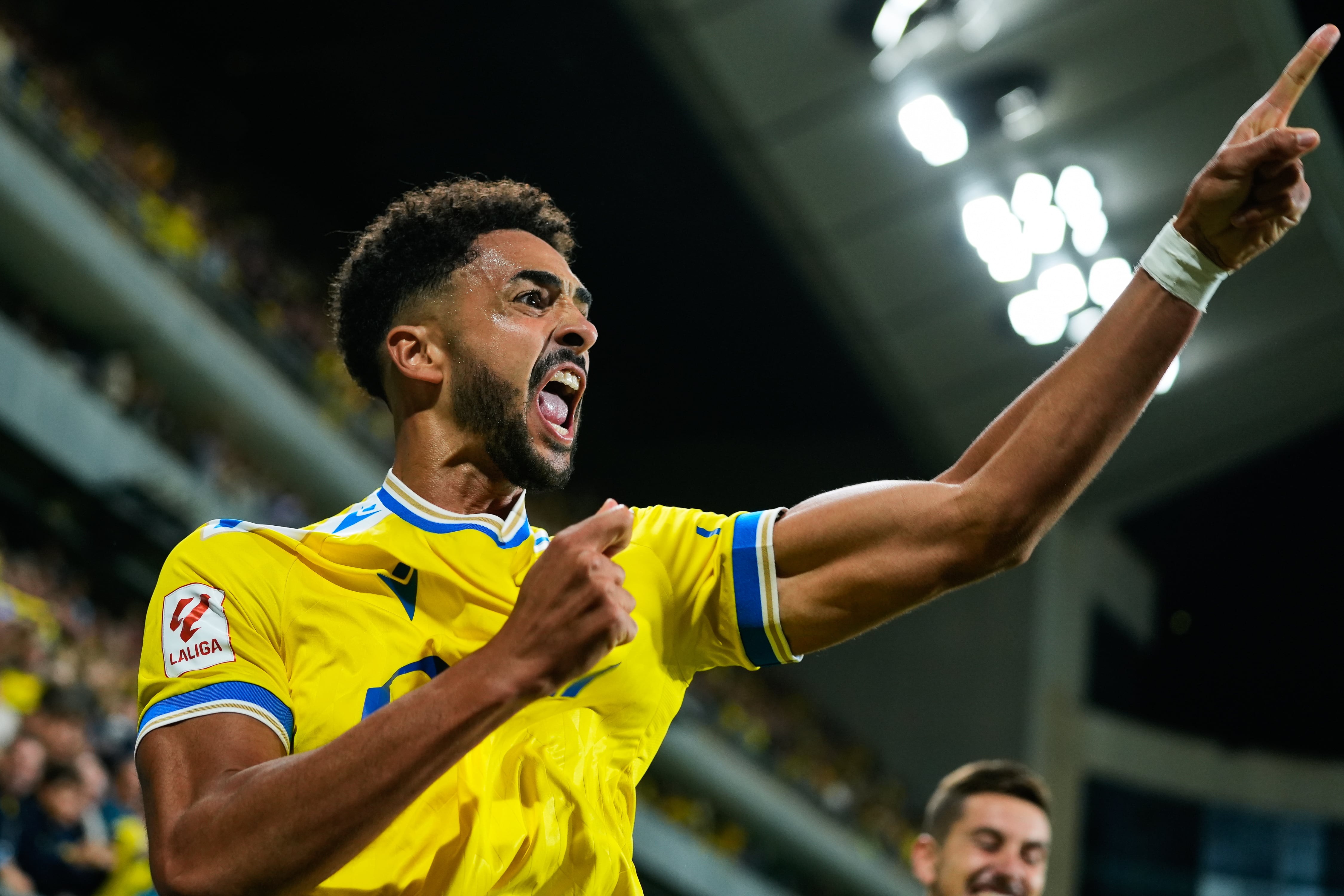 Chris Ramos celebra su gol con el Cádiz en el partido liguero ante el Sevilla. (Photo By Joaquin Corchero/Europa Press via Getty Images)