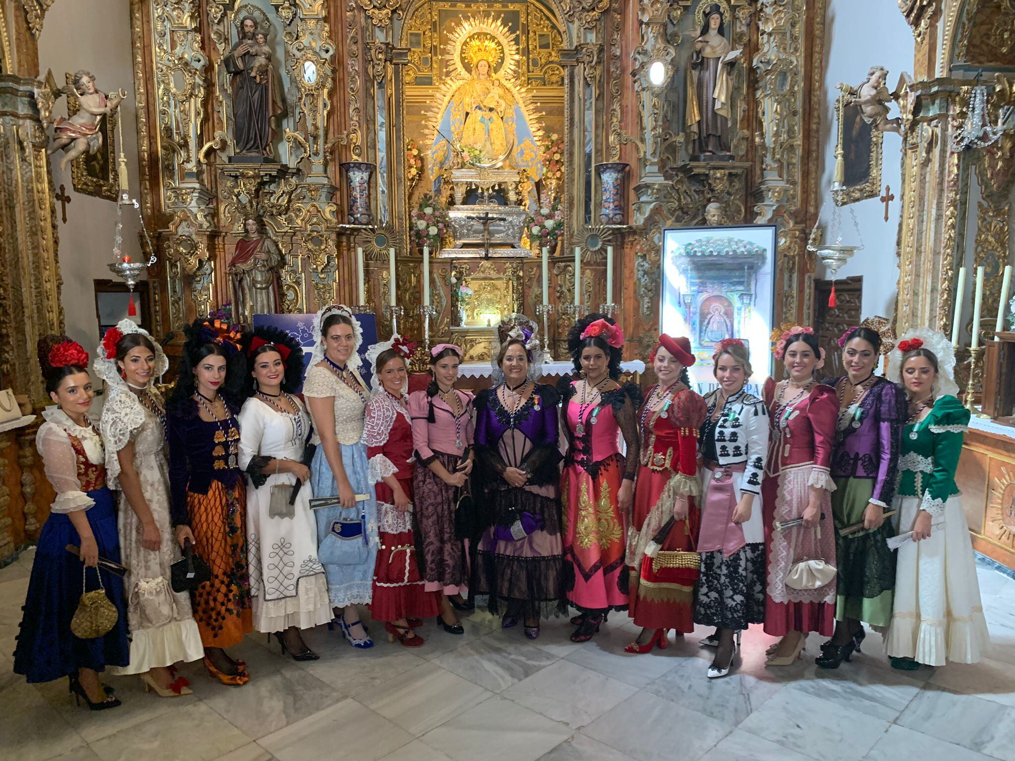 Las Damas Goyescas y su presidenta recibieron la medalla de la Hermandad de la Virgen de la Paz