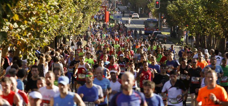 Atletas populares corren la Behobia San Sebastián en la edición del año pasado