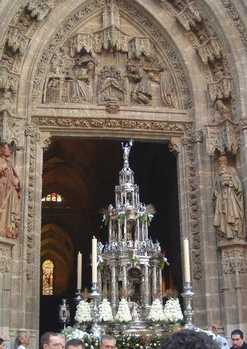 La custodia de Arfe en el instante de salir por la Puerta de San Miguel.