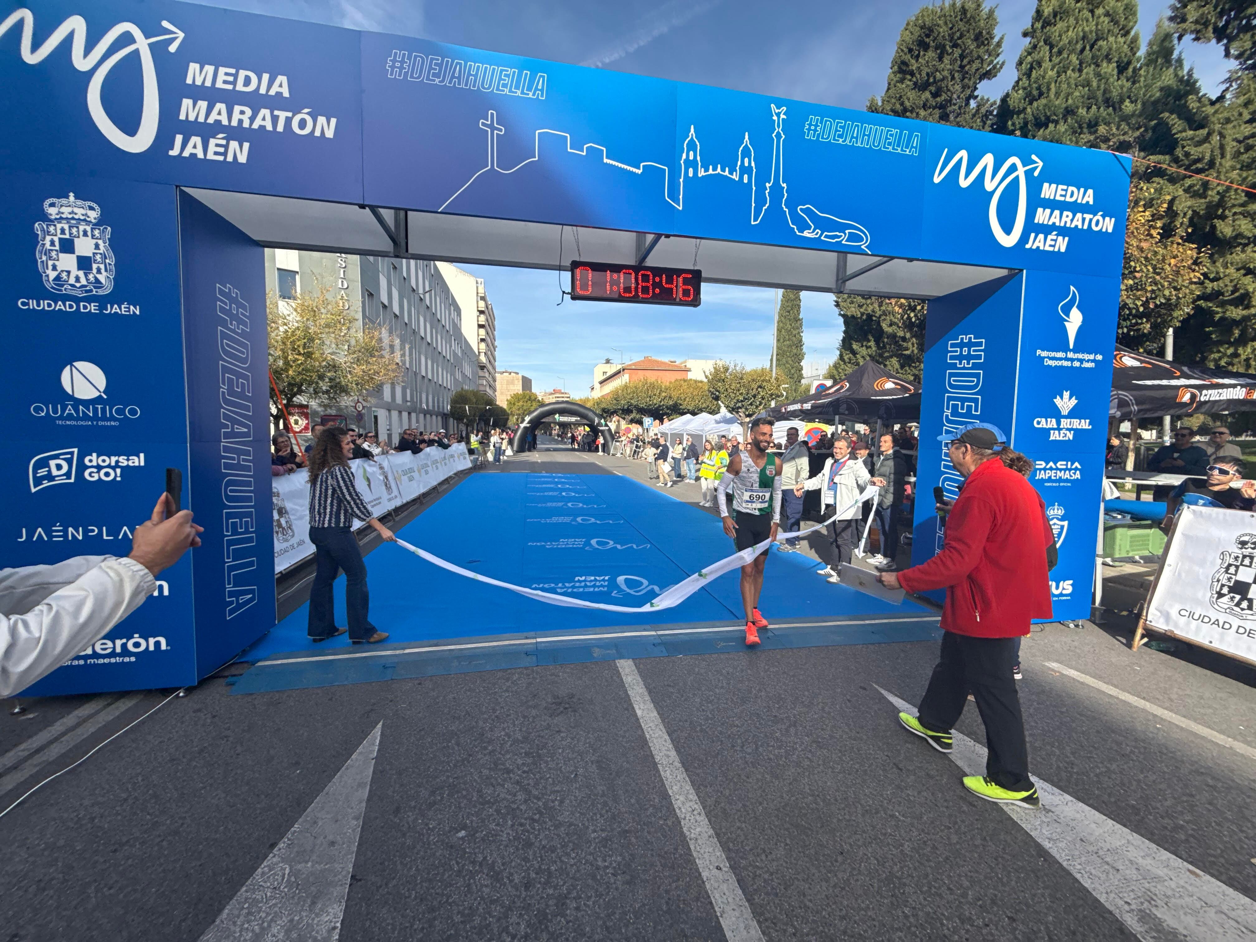 Andy Morales entra en meta en la Media Maratón de Jaén.