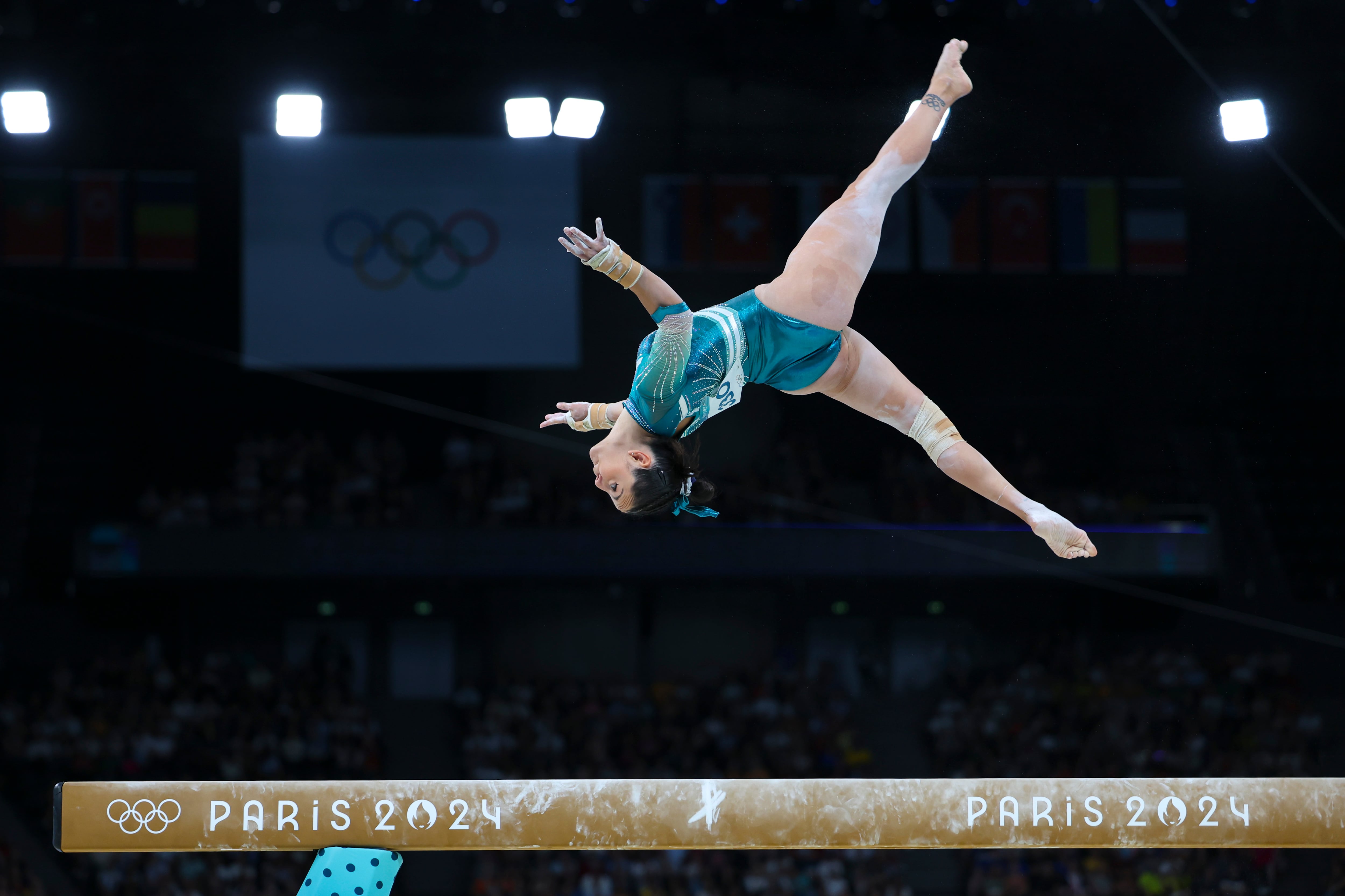 PARÍS (FRANCIA), 28/07/2024.- La gimnasta española Ana Pérez compite en la prueba de barra de equilibrio parte de la clasificación de Gimnasia Artística femenina de los Juegos Olímpicos de París 2024 este domingo, en el Bercy Arena de la capital francesa. EFE/ Miguel Gutiérrez