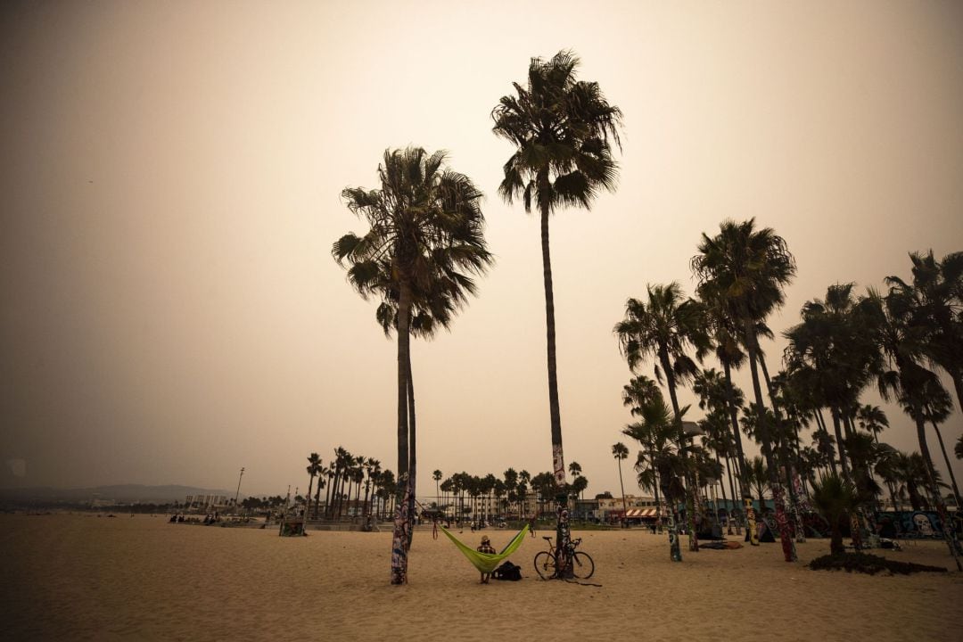 Playa de Venice en California afectada por el humo de los incendios que afectan a esta zona de Estados Unidos