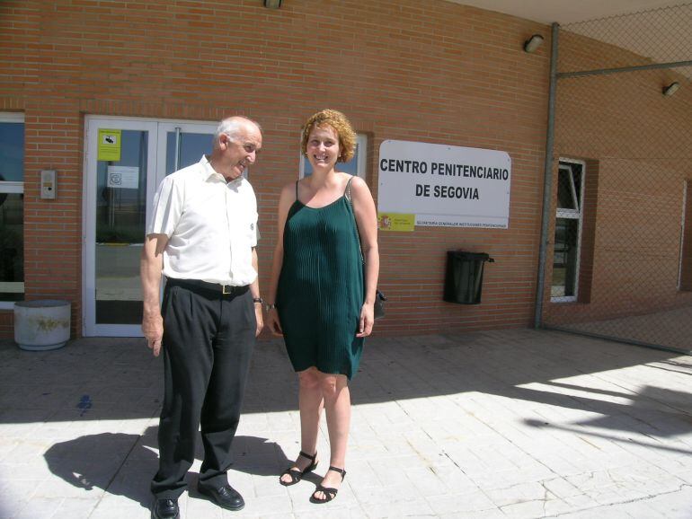 La subdelegada de Gobierno en la puerta del Centro Penitenciario acompañada por su director José María García 