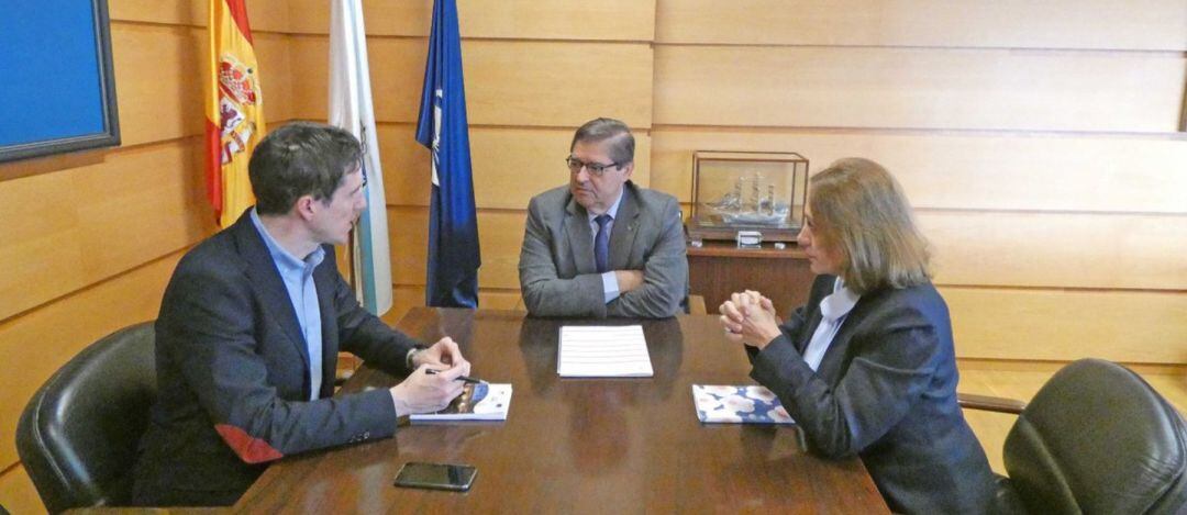 El rector, Julio Abalde, recibe al número 2 del PSOE en la Cámara Baja, Pablo Arangüena, y a la candidata al Senado, Obdulia Taboadela.  