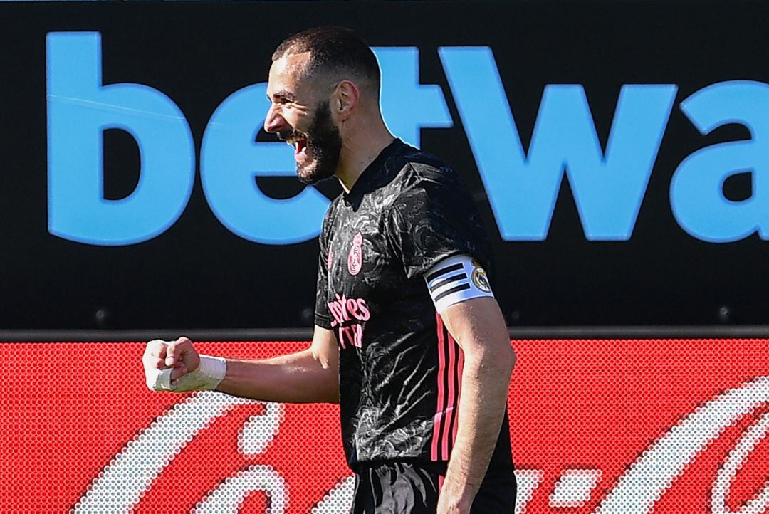 Karim Benzema, delantero del Real Madrid, celebrando su segundo gol ante el Celta.