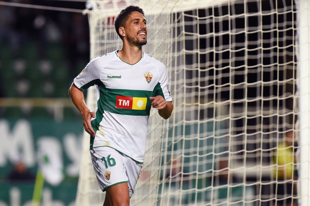 Fidel celebra uno de sus goles con el Elche esta campaña