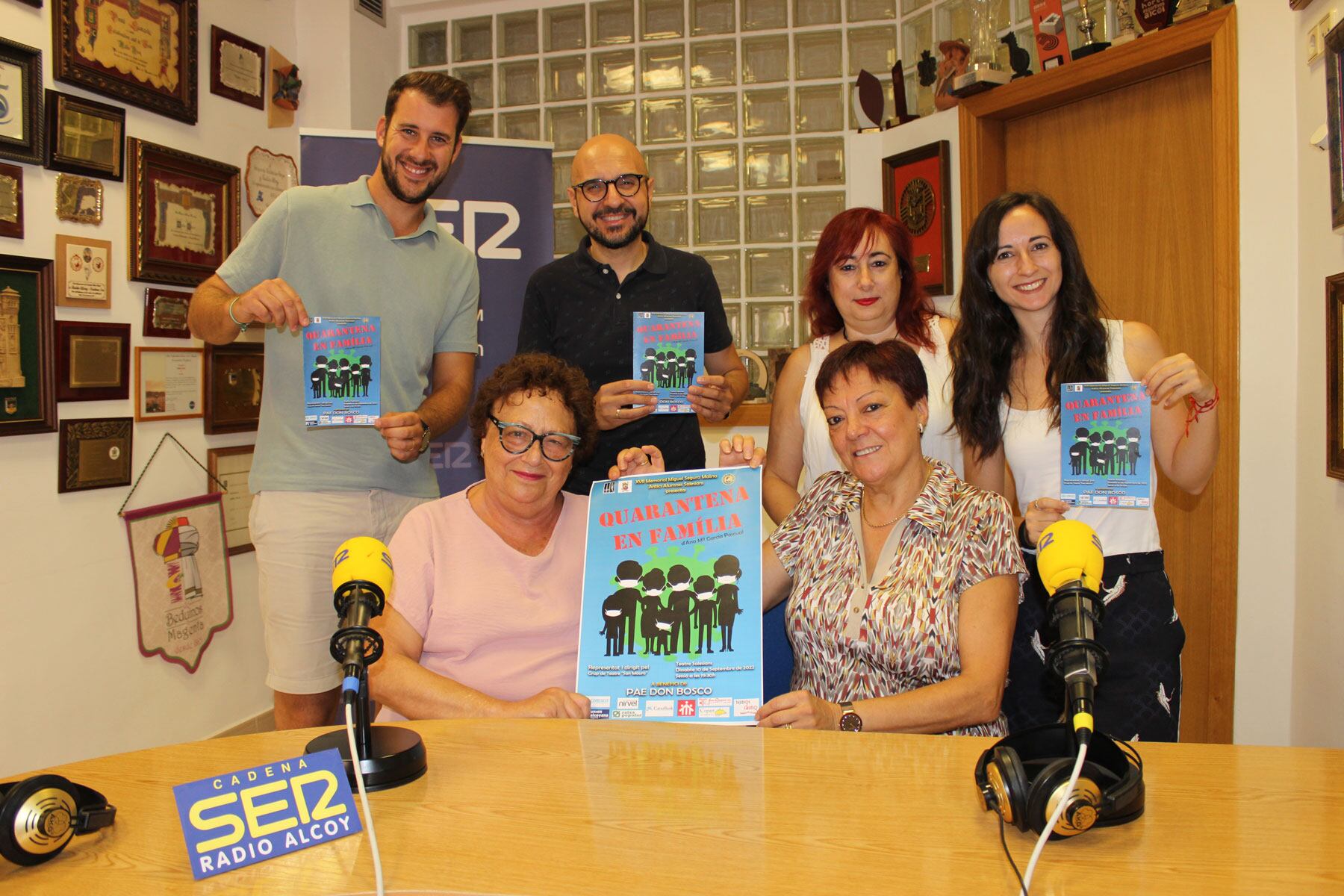 De izquierda a derecha Pablo Gontán, Carlos Gisbert, Ana María García y Noemí Fraj, de pie, y sentadas Dory Martínez y Tere Pascual, en el estudio central de Radio Alcoy